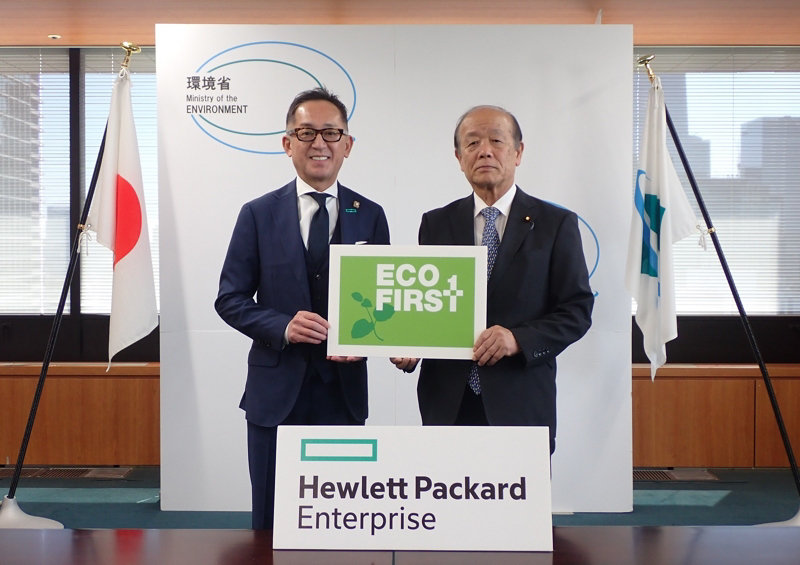 2024年4月10日に行われた認定式の様子｜望月 弘一　代表執行役員社長（左）、八木 哲也 環境副大臣（右）